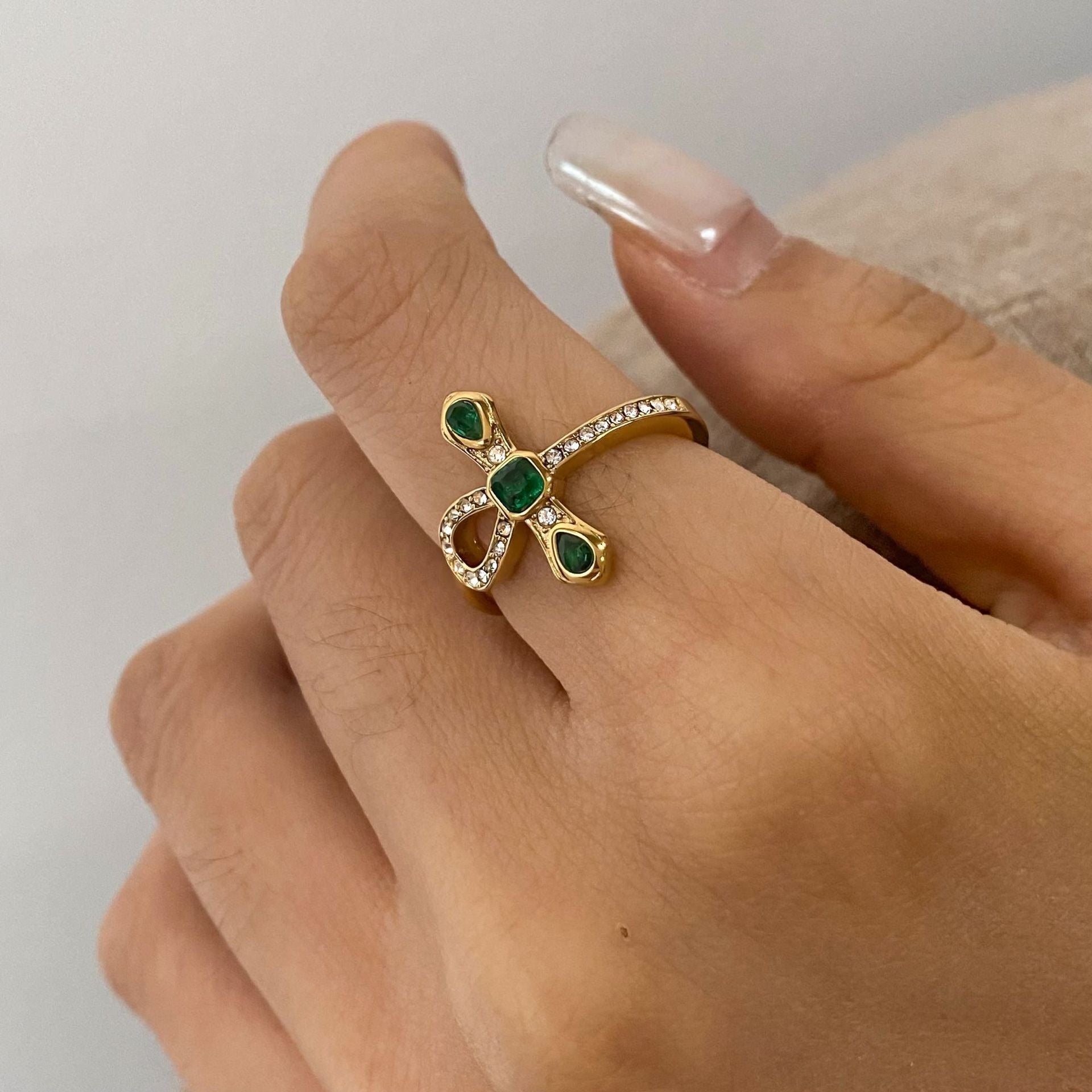 Nessa – Eleganter Goldener Kreuzring