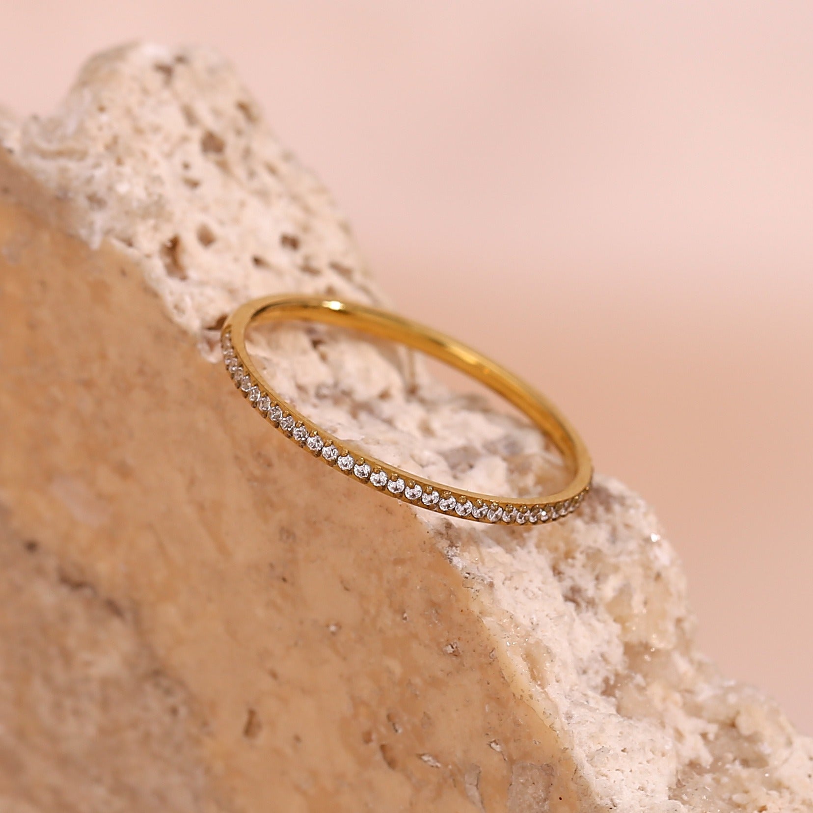 Zarra – Eleganter goldener Pavé-Ring