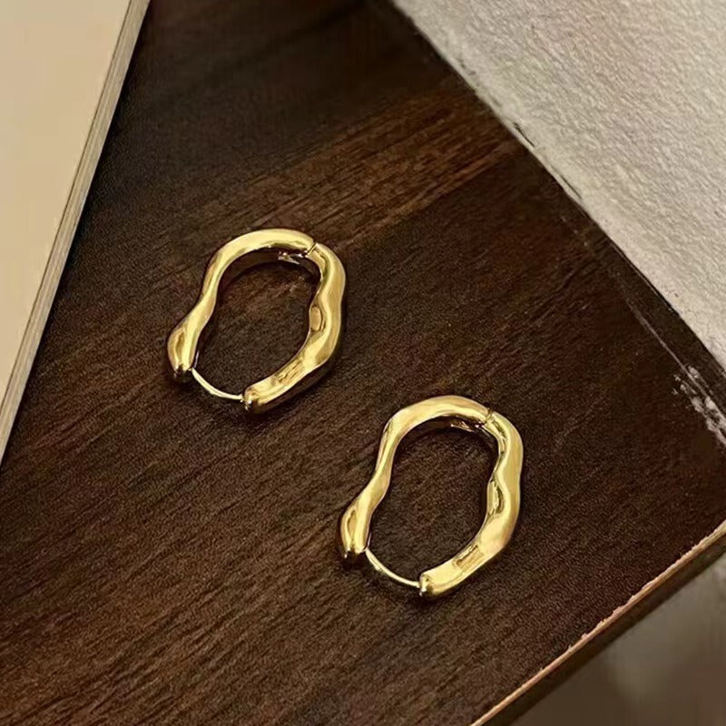 Olyra – Huggie-Ohrringe mit organischen Wellen aus Gold