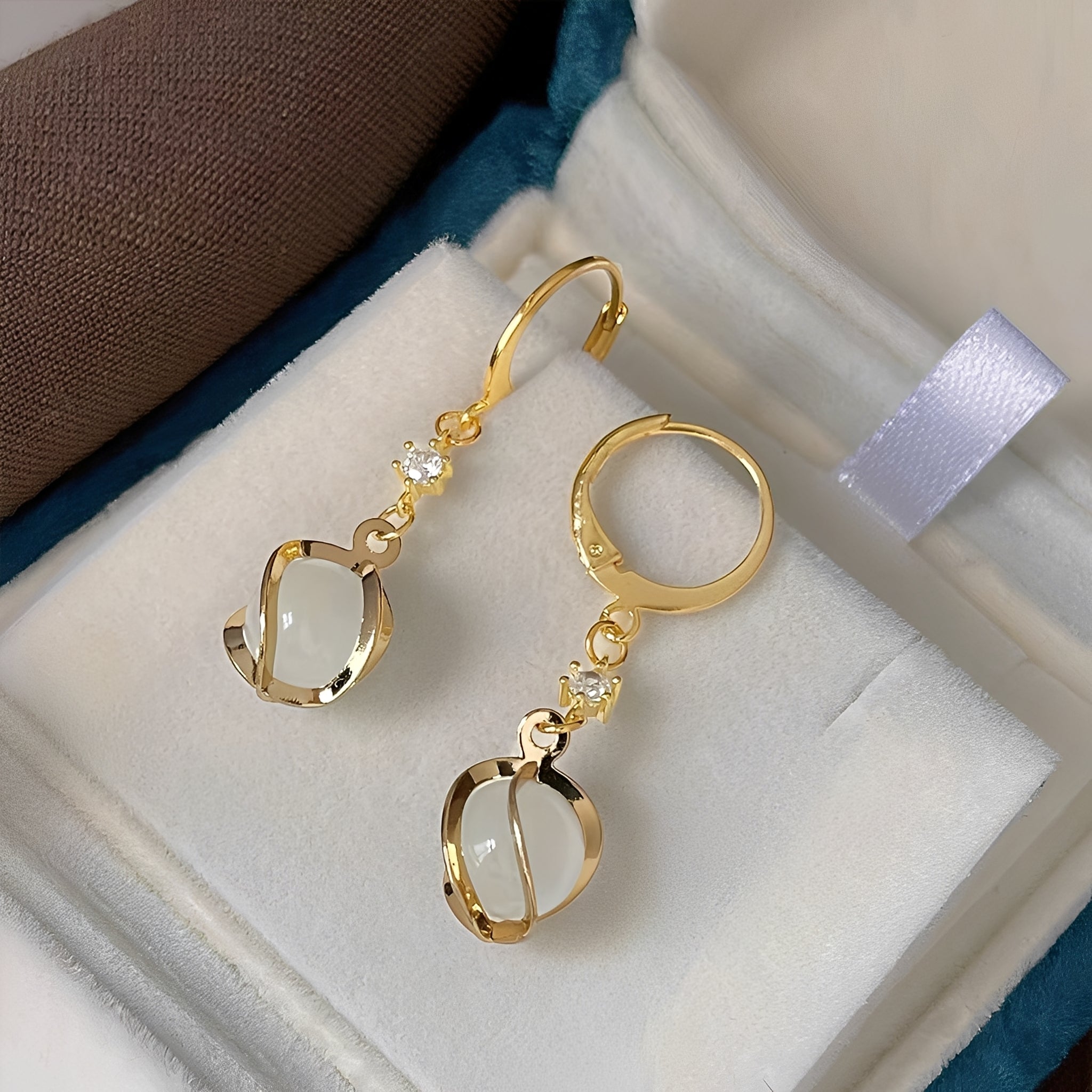 Lyra – Ohrringe mit Glanz von Weißem Opal