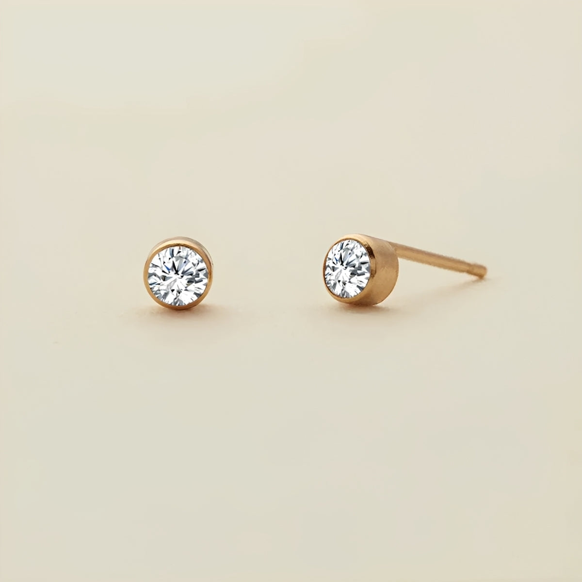 Rhea – Ohrringe mit Besatz aus Gold