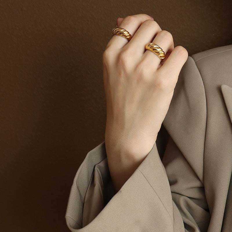 Kris – Retro-Industrieller Ring mit Wellenmuster