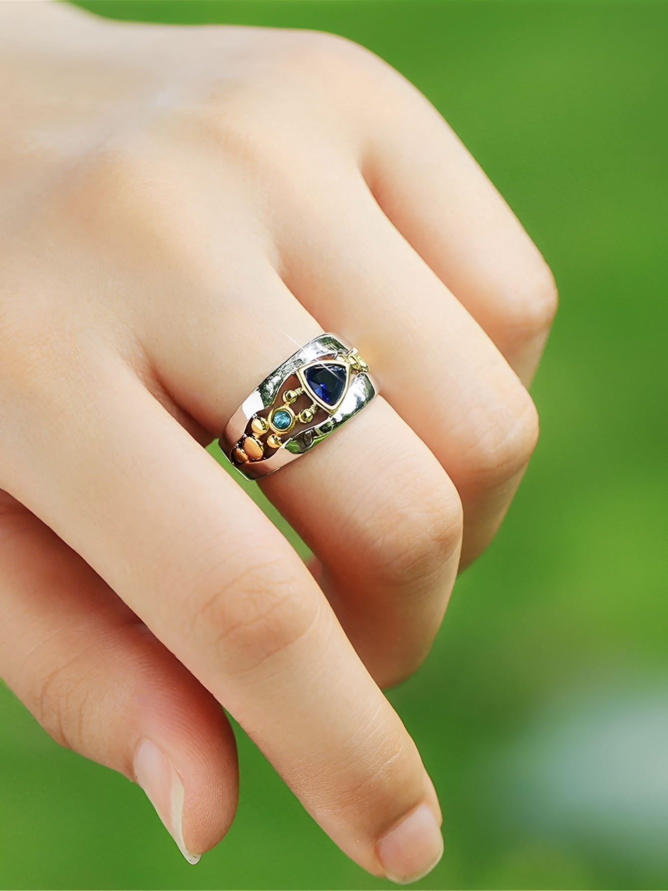 Ricca – Vintage-Ring mit funkelndem blauem Kristall