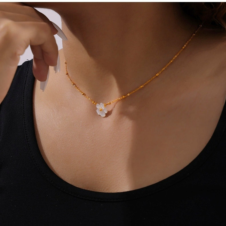 Nicole – Halskette weiße Muschelblumen und kalter Stil