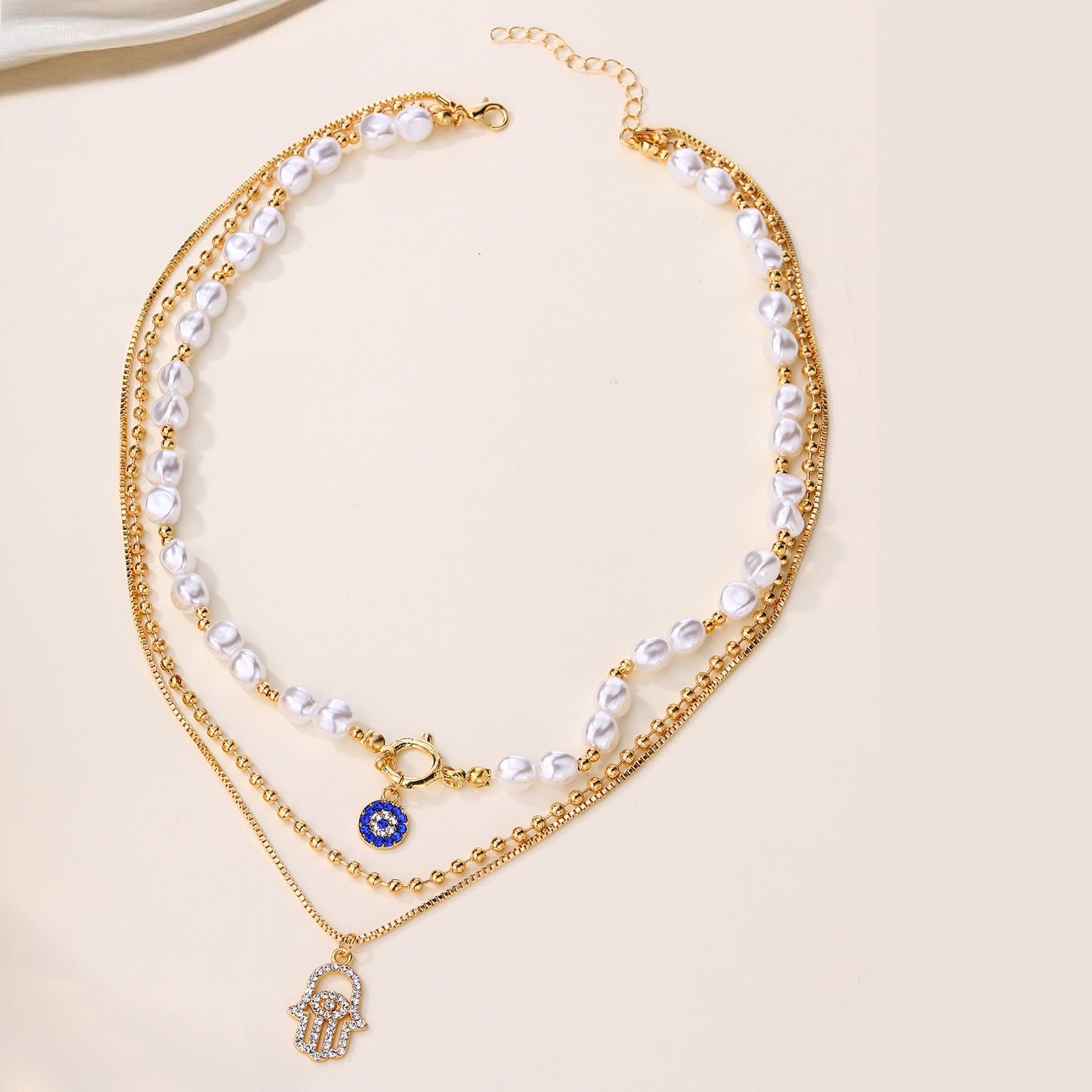 Jade – Collier Multi-niveaux Perle & Hamsa