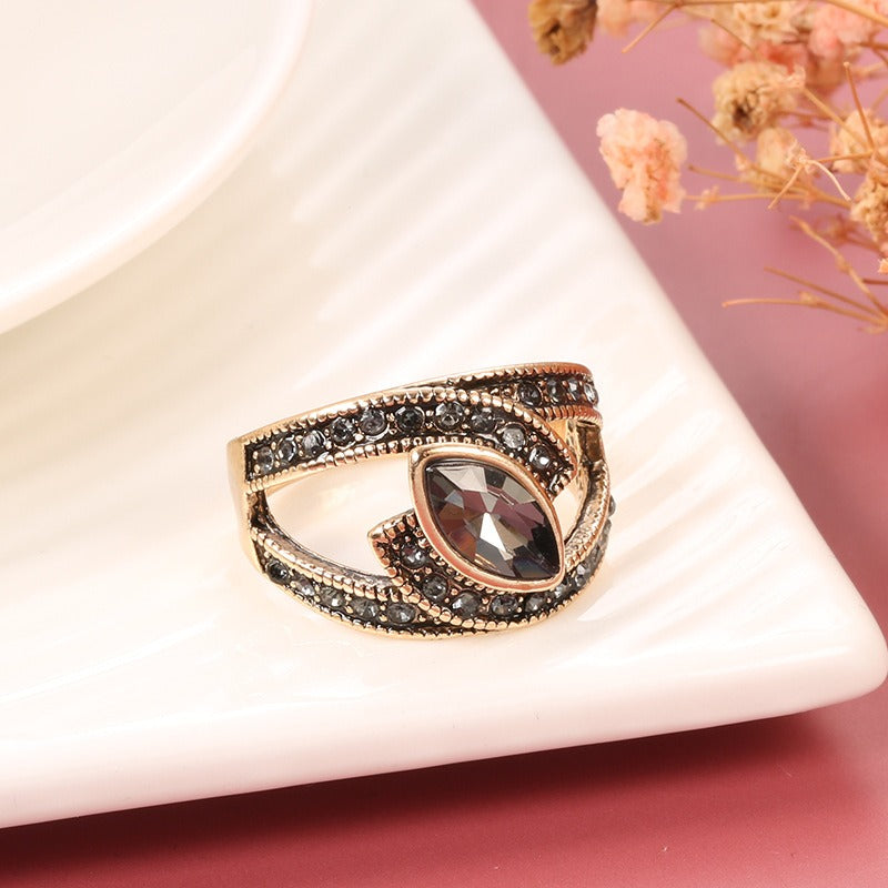 Amena – Elegante Ring aus schwarzem Kristall