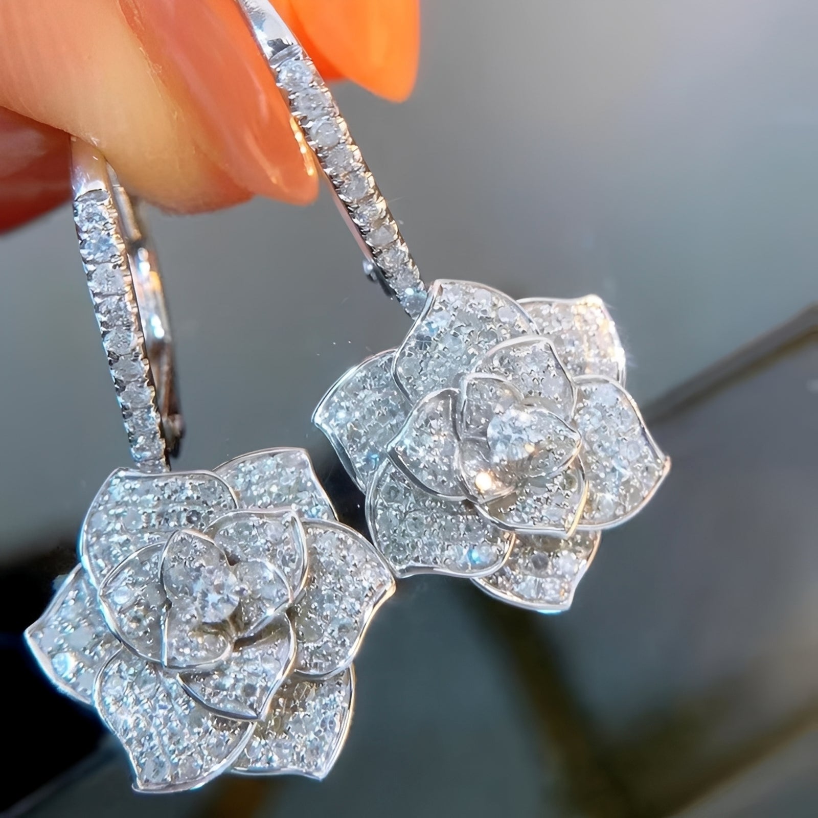 Camille – Ohrringe Kamelie mit Brillanten besetzt