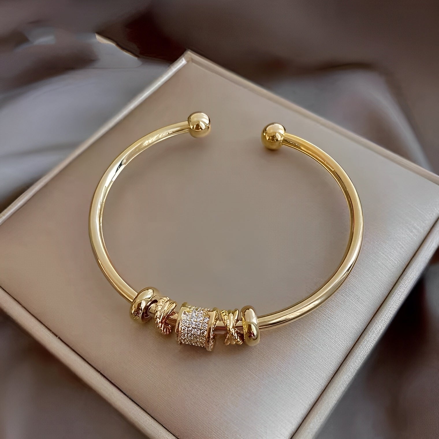 Ella – Verstellbares Armband mit Goldenen Anhängern