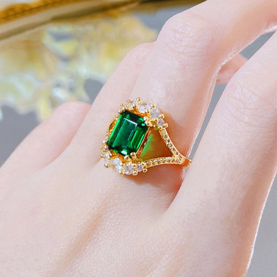 Elisova – Grenthal Goldener Ring mit Leuchtendem Stein