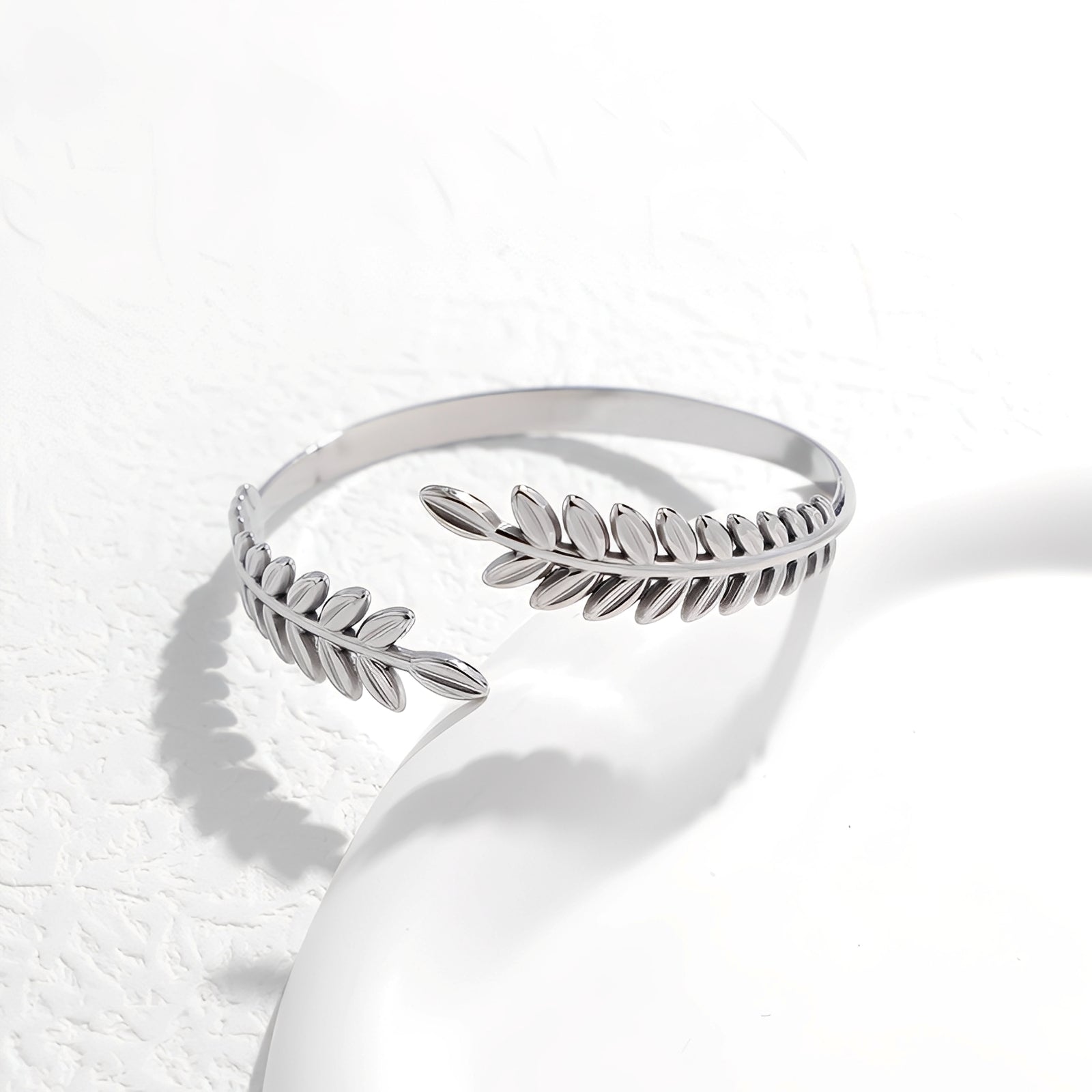 Selena – Elegantes offenes Armband mit Blättern