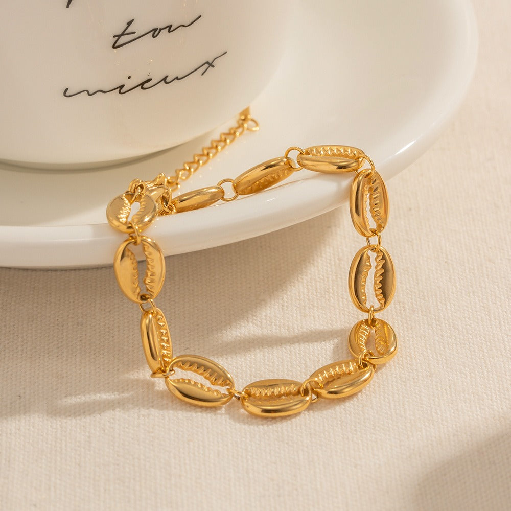 Remy – Elegante goldene Muschelarmband