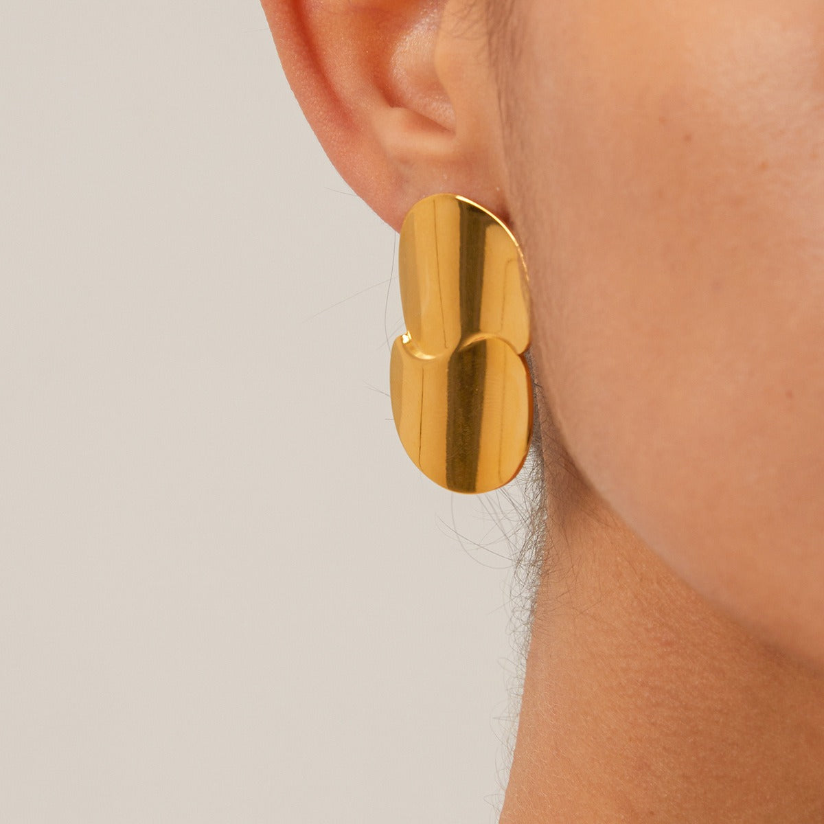 Stacey – Goldene geometrische Kurvenohrringe