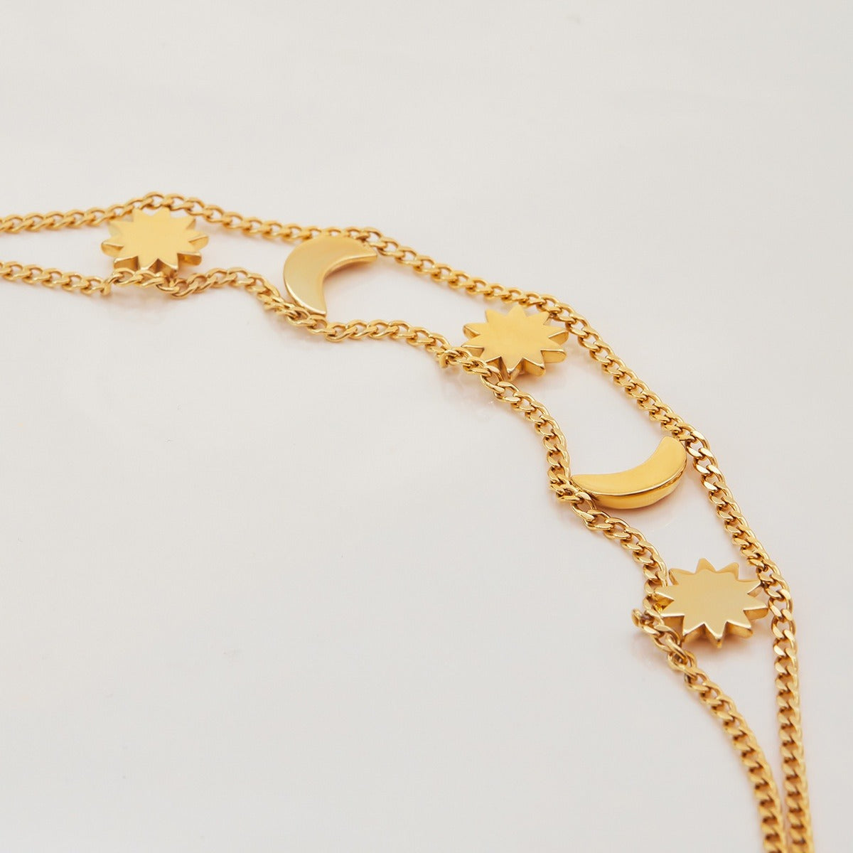 Luna – Elegantes Goldenes Armband mit Sonne und Mond