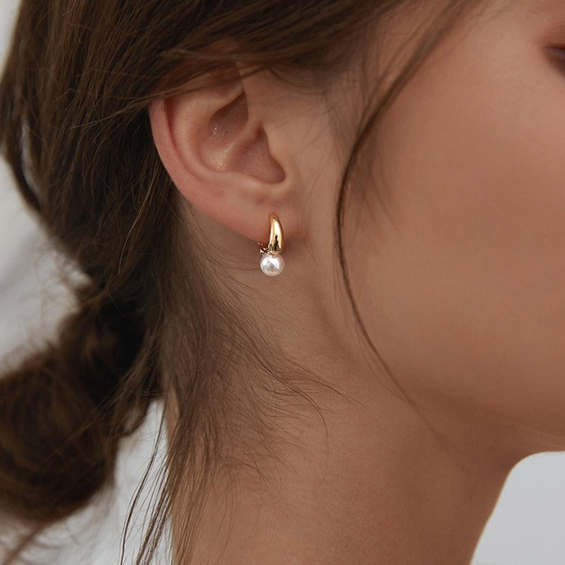 Maelle – Goldene Ohrringe mit Einzelner Perle