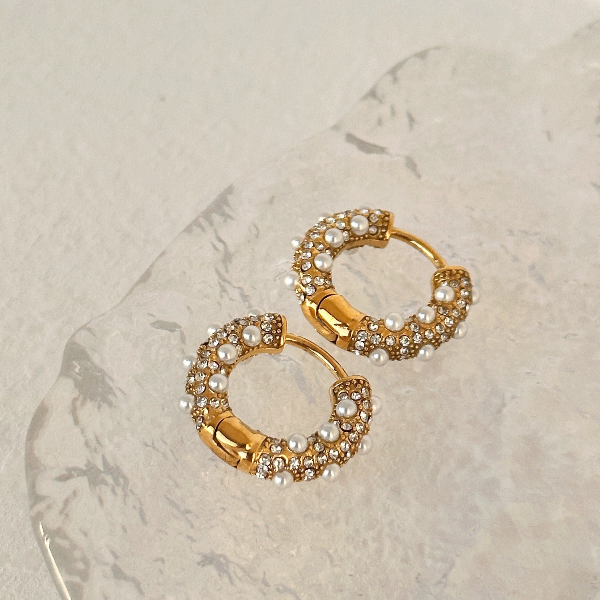 Clarisse – Elegante Retro Ohrringe mit Perle und Zirkonia