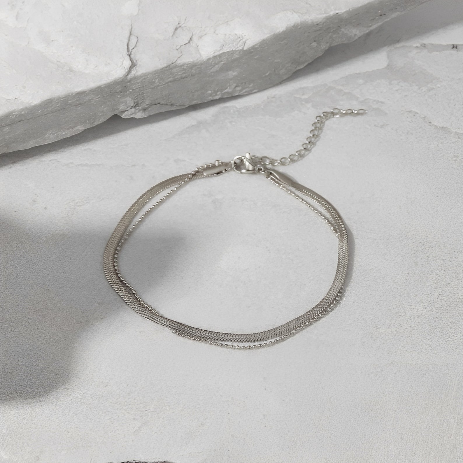 Arina – Doppelkettchen Fußkette im Schlangenstil