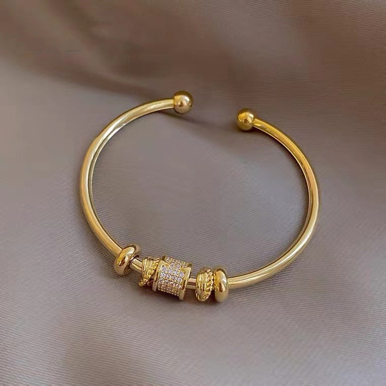 Amalia – Verstellbares Armband mit Goldenen Charms
