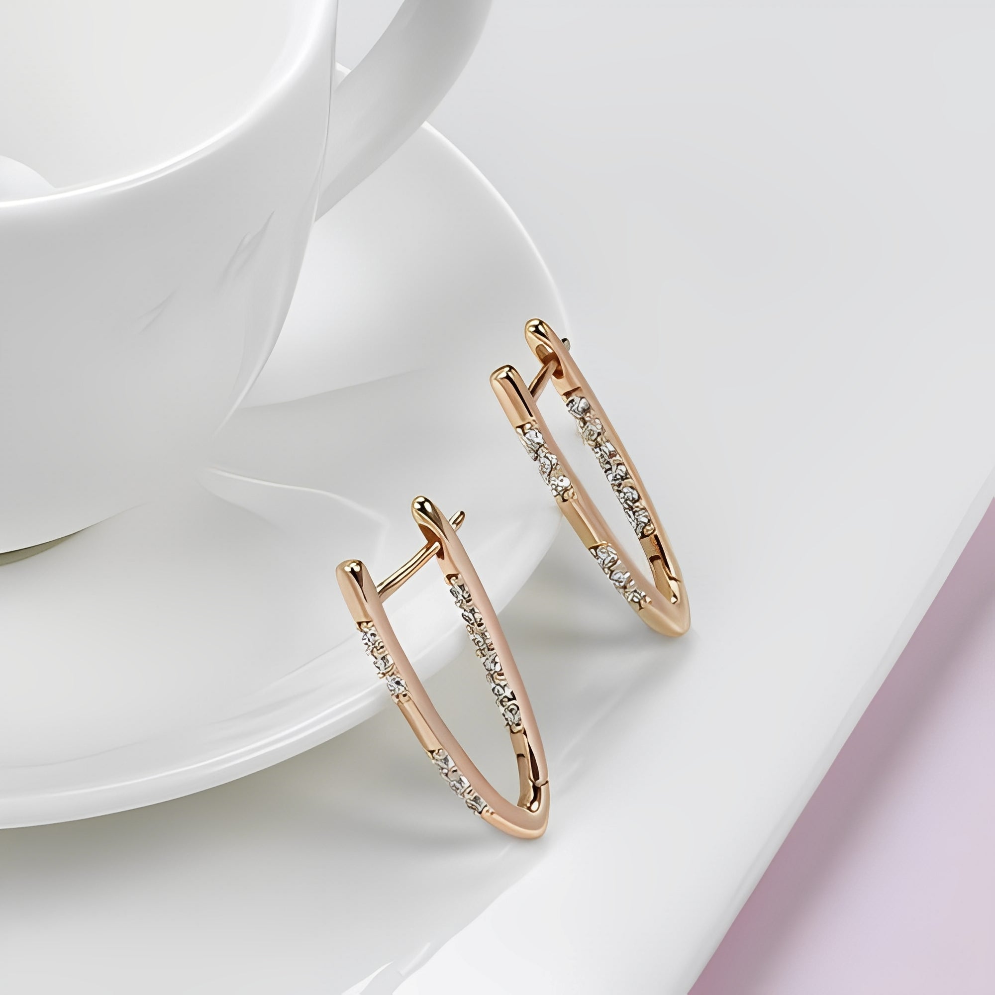 Lyssia – Elegante Goldene Ohrringe mit Zirkon
