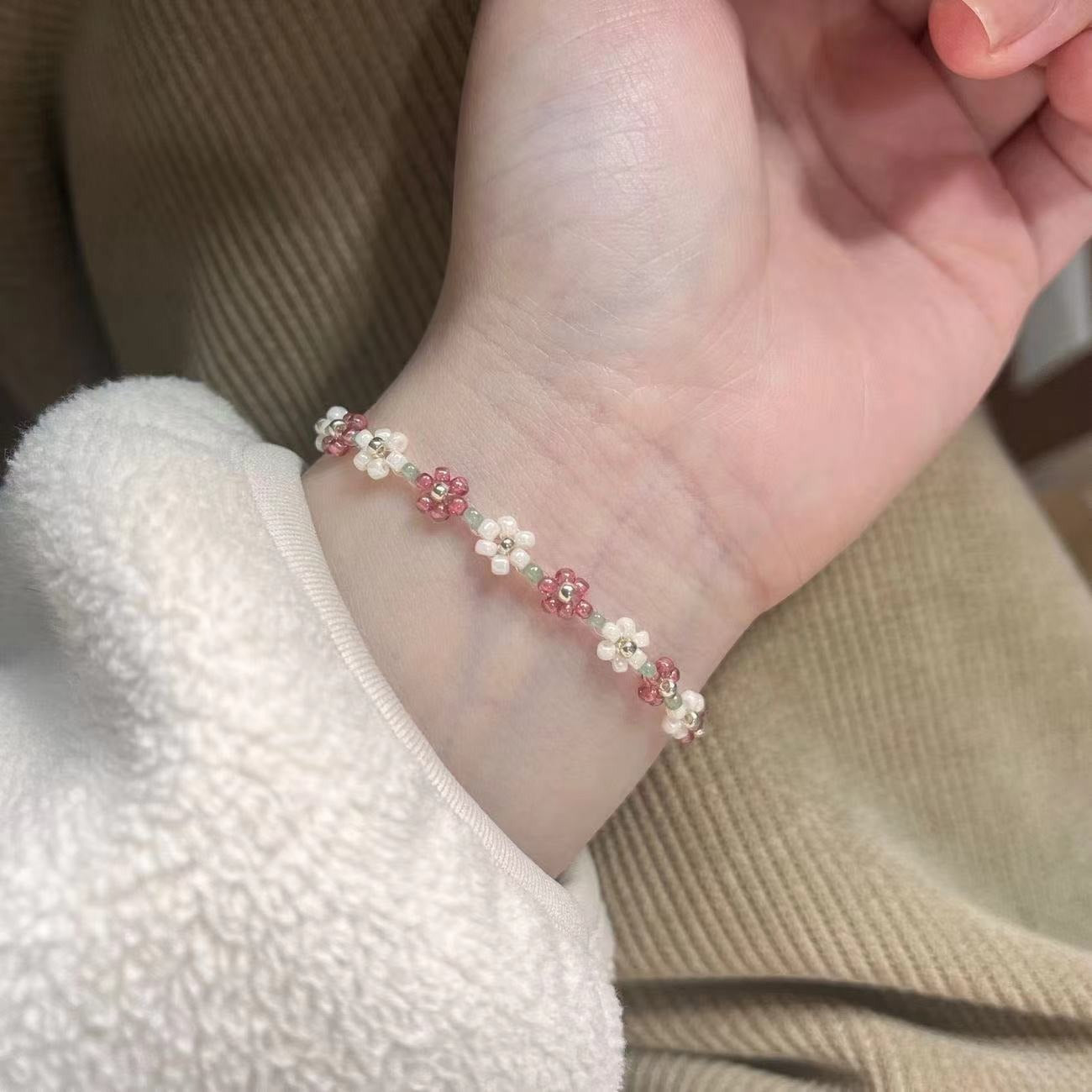 Lila – Perlenarmband mit Frühlingsblumen