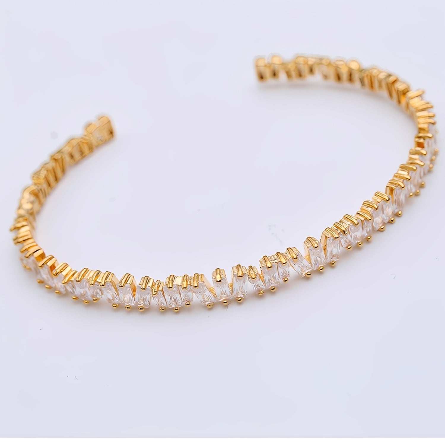 Lara – Elegantes und modernes Zirkonia-Armband