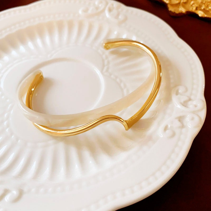 Katrice – Goldenes Armband Verziert mit Weißem Opal
