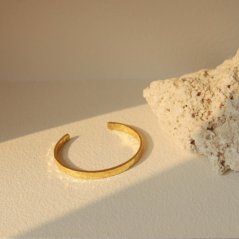 Ariane – Organisches, geschmolzenes Metallarmband