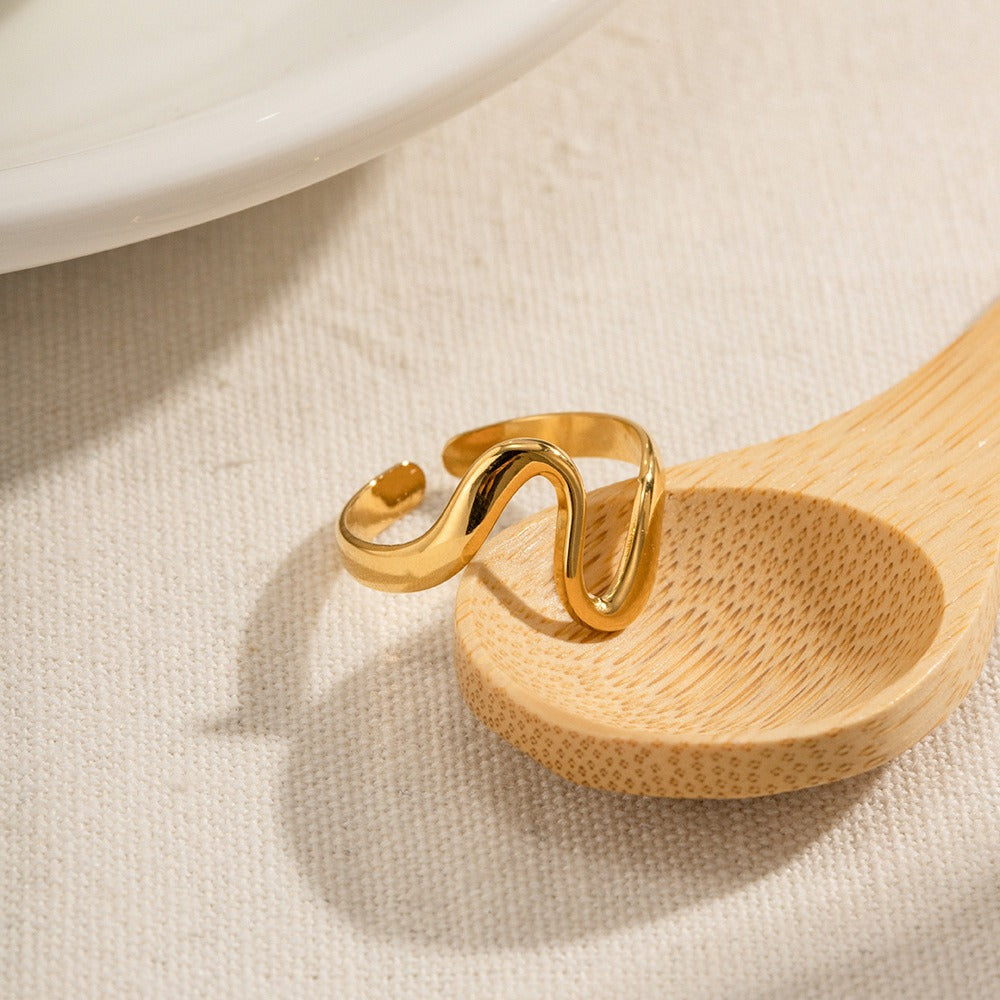 Valerie – Wellenring aus elegantem Gold