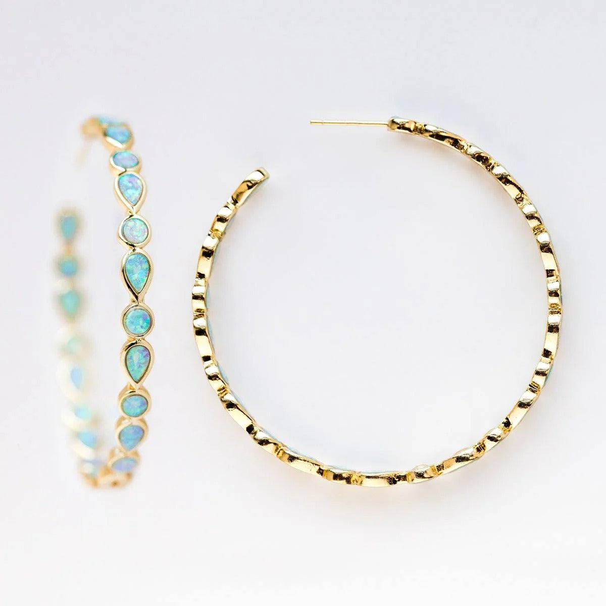 Raya – Goldene Vintage-Kreolen mit Blauem Opal