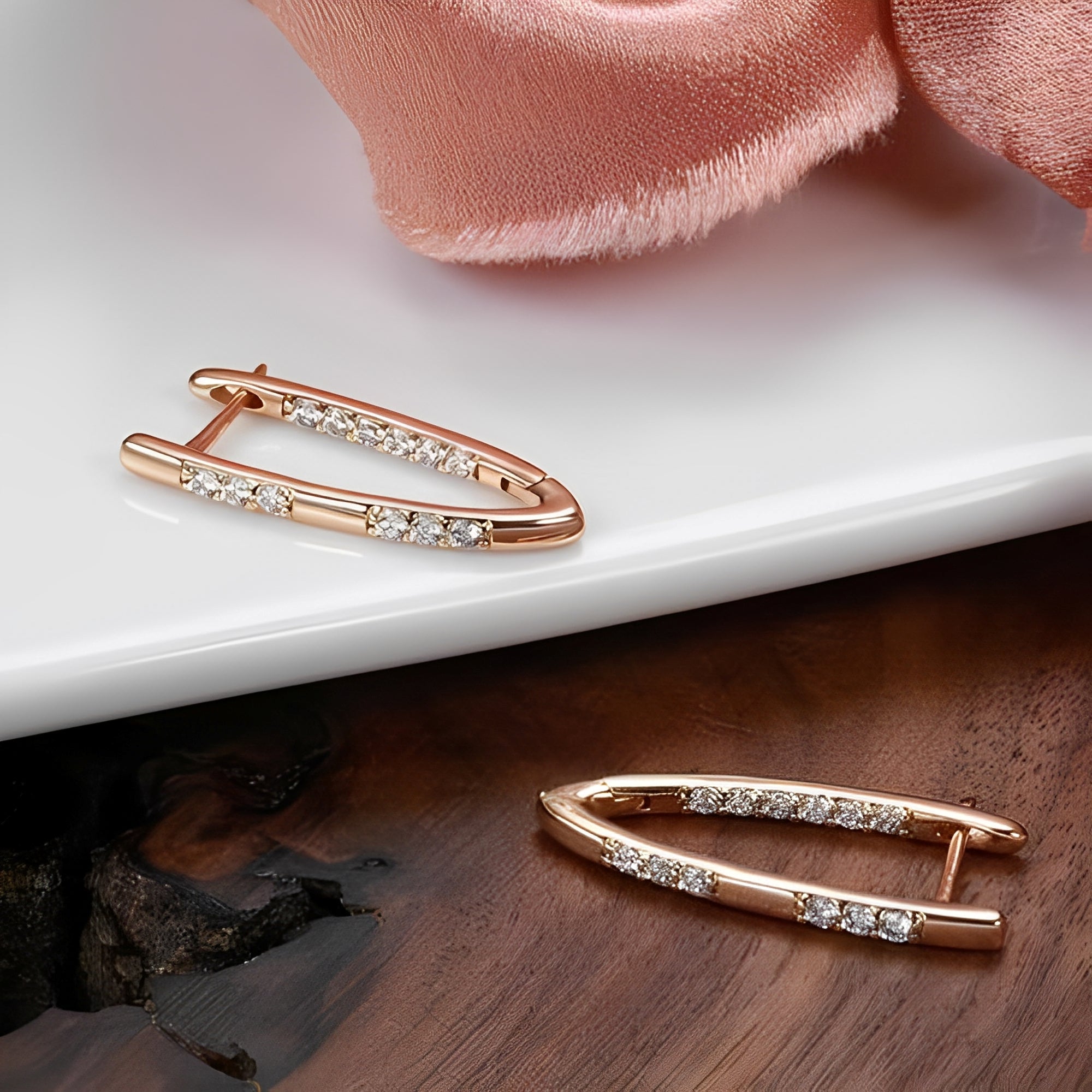 Lyssia – Elegante Goldene Ohrringe mit Zirkon