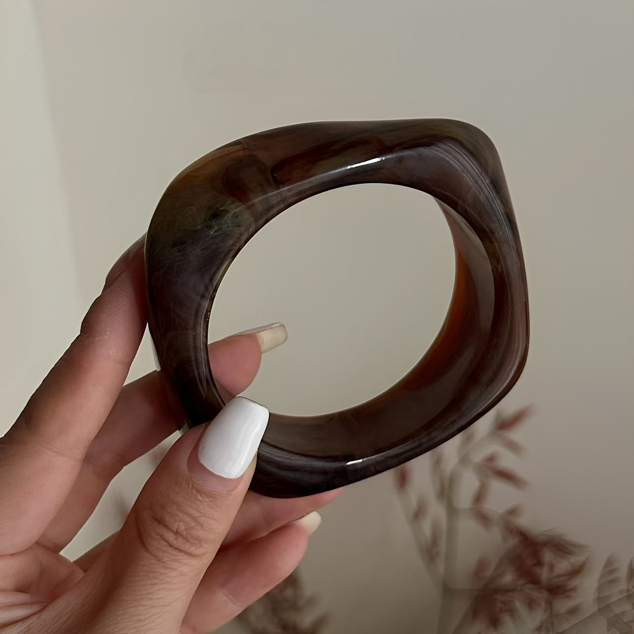 Layra – Unregelmäßiges transparentes Acrylarmband
