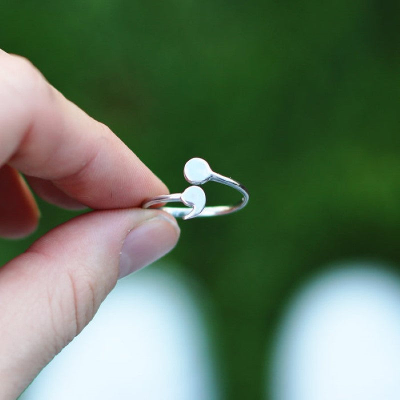 Zierlicher Semikolon-Ring - Resilienz-Ring