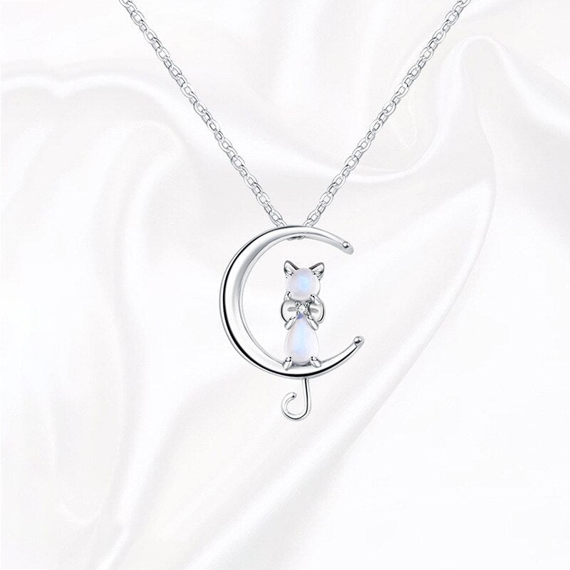 Luna – Halbmond-Halskette mit Mondstein & Katze