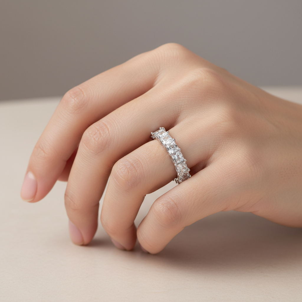 Lucie – Einfacher Ring aus Platin