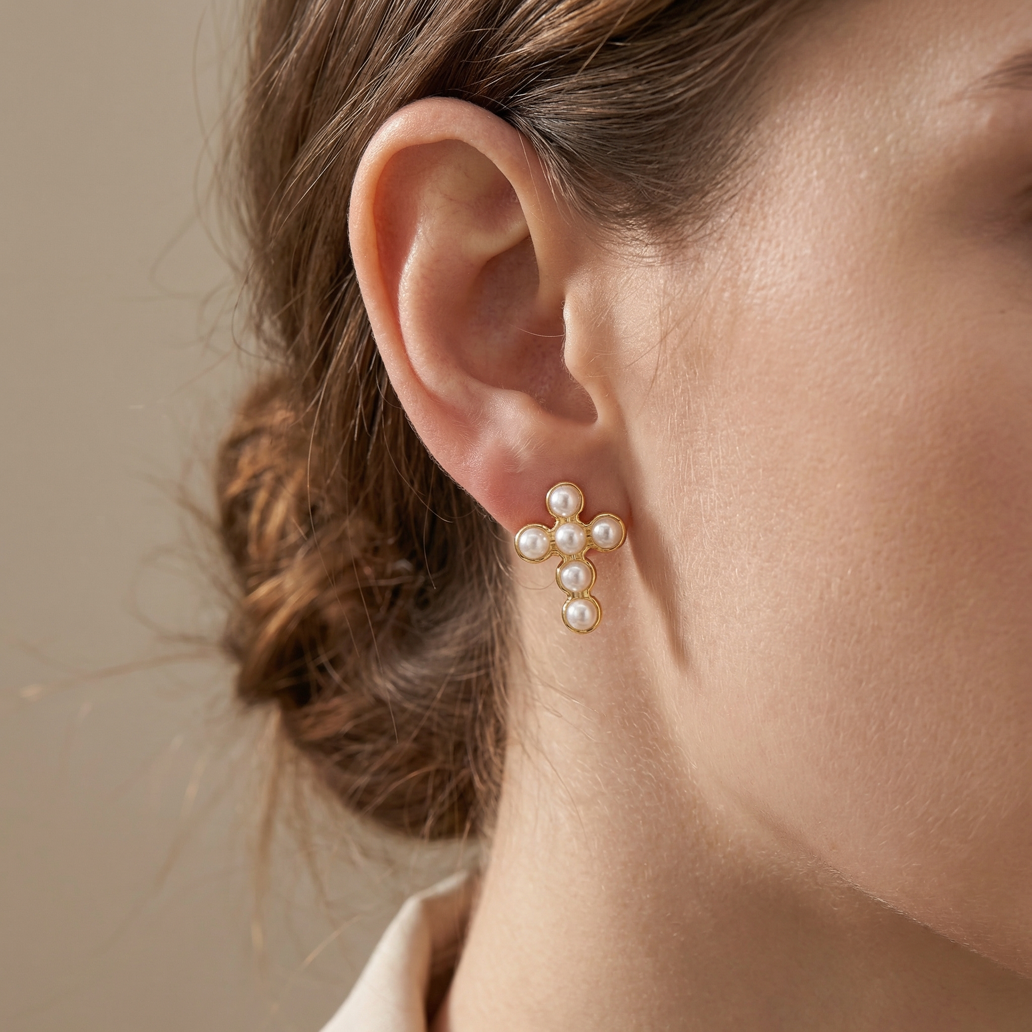 Kyla – Elegante Kreuz-Ohrringe mit Perle und Zirkonia