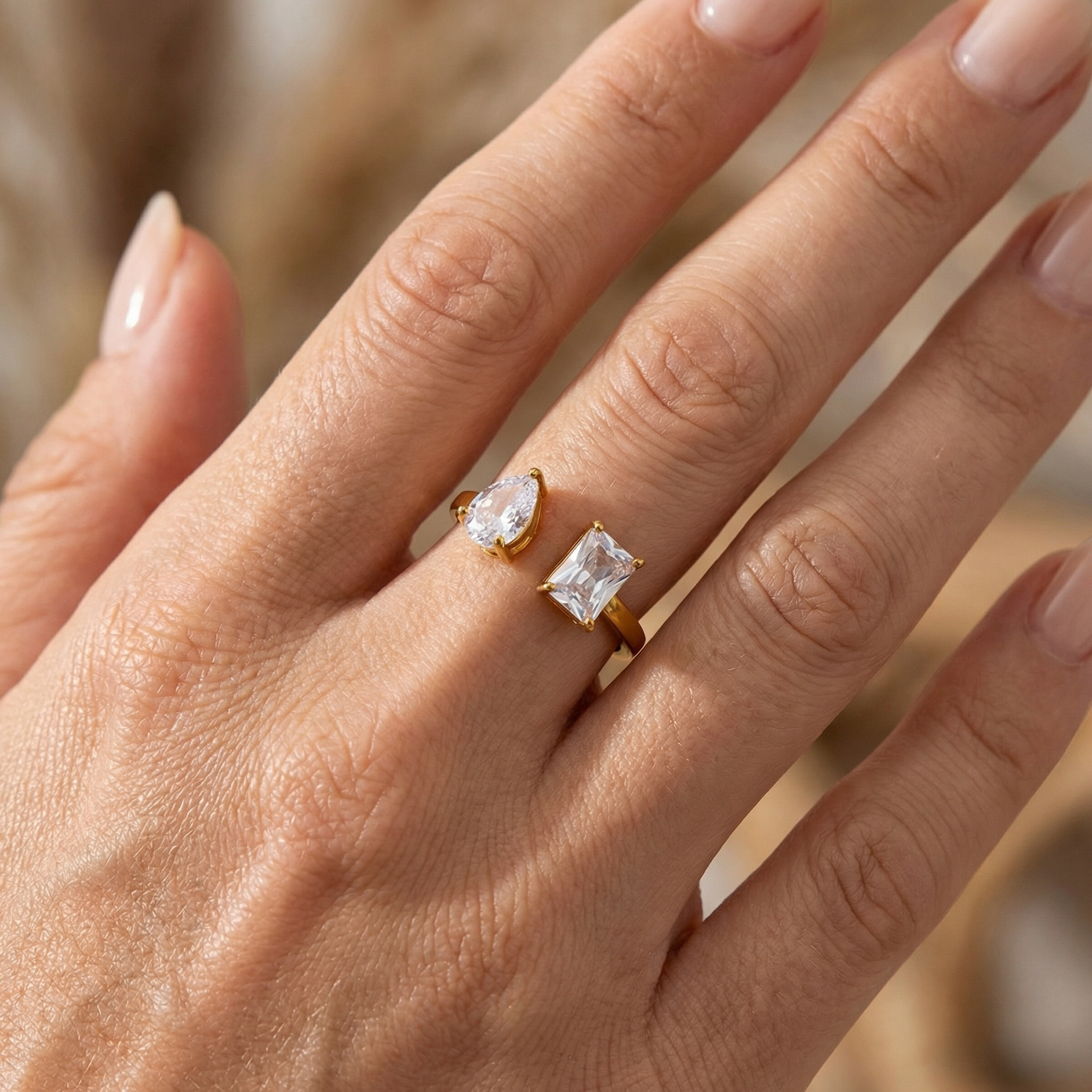 Ines – Offener goldener Edelstahlring mit Zirkon