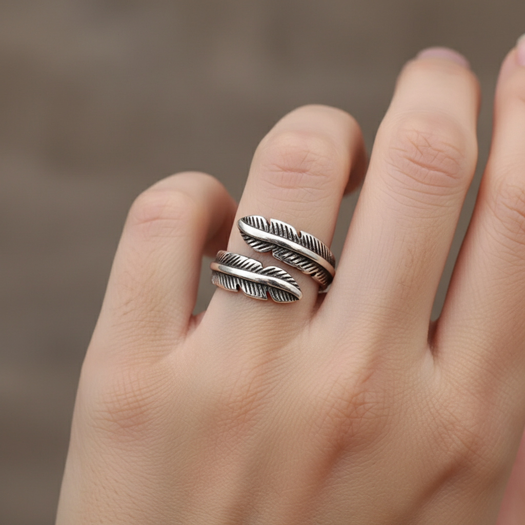 Reika – Retro-Schwarzring mit offenem Federdesign
