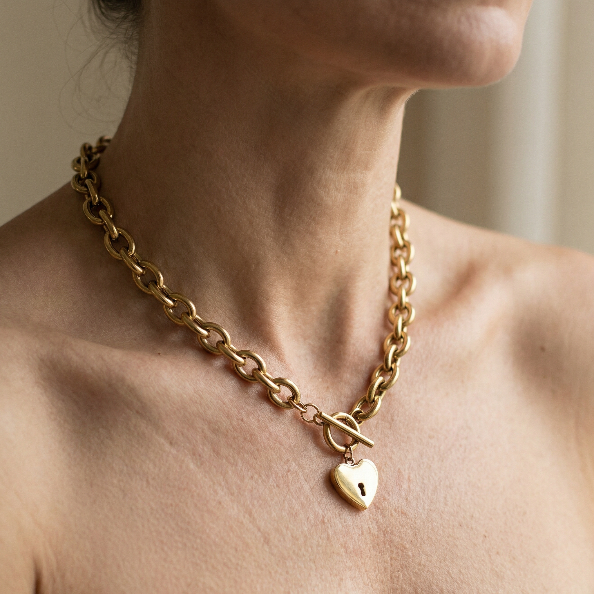 Hayley – Elegante Herz-Halskette mit T-Bar-Verschluss