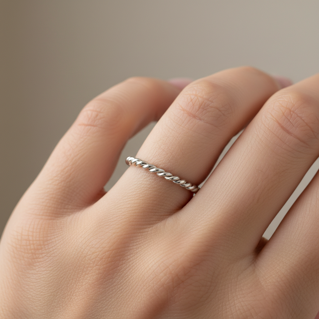Mila – Feiner gedrehter Ring mit elegantem Design