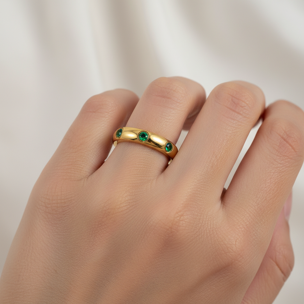 Clara – Eleganter Ring mit Smaragd-Kristallen