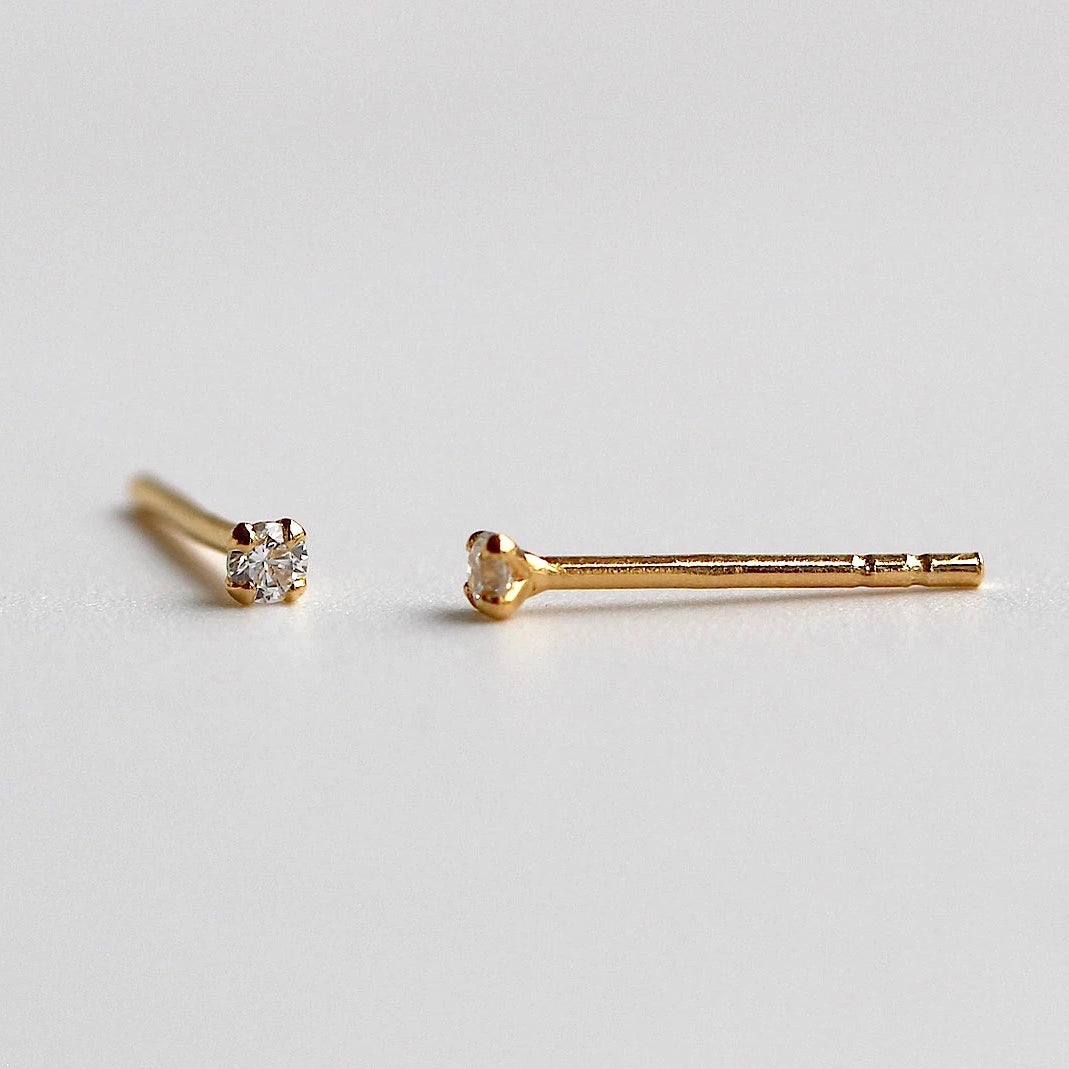 Sloane - Glitzernde Mini Ohrstecker 2mm