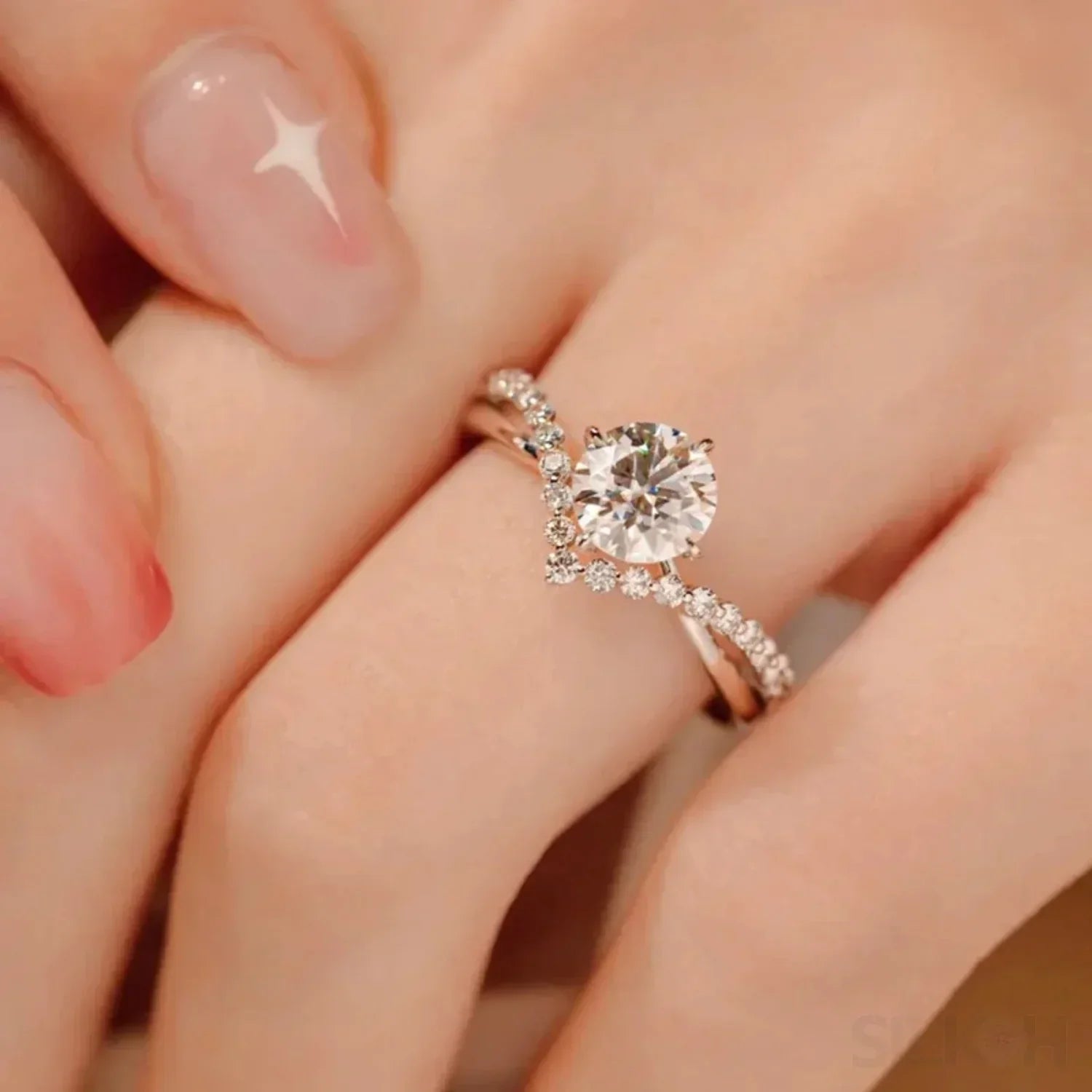 Nelia – V-Ring aus Zirkon mit Vier Trauben