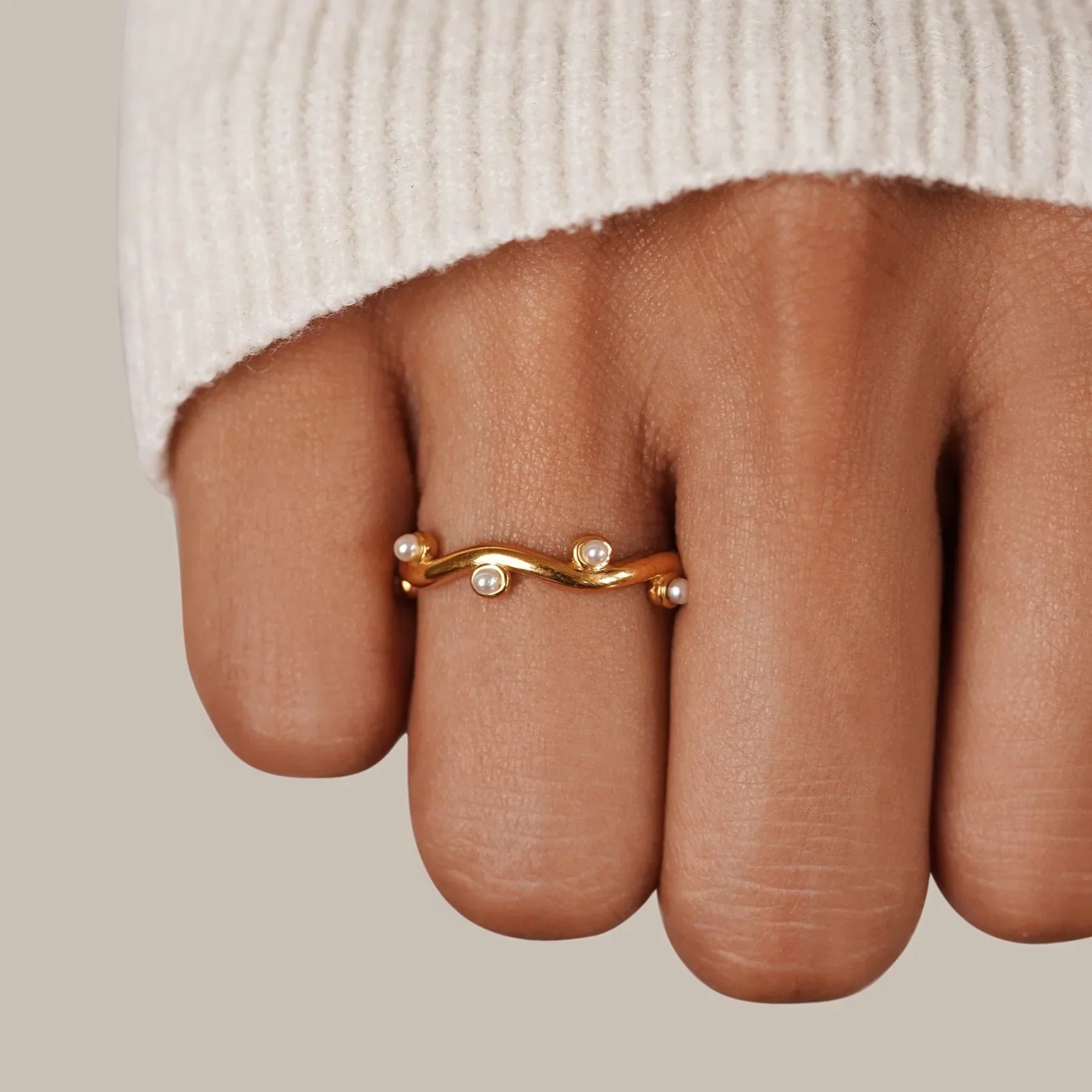 Wilma – Bague in Gold mit Perle und Wellen-Design