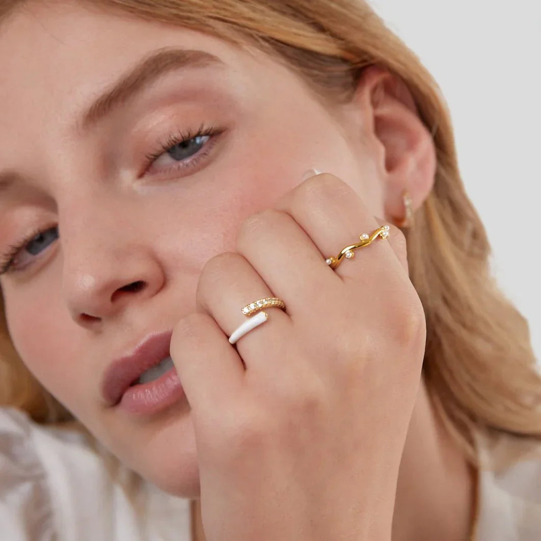 Wilma – Bague in Gold mit Perle und Wellen-Design