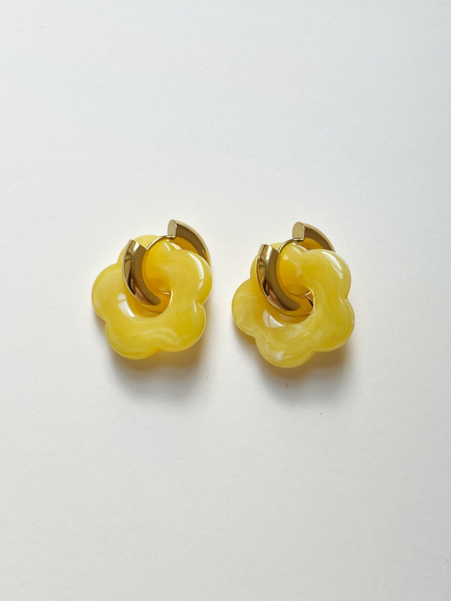 Gelbe Donut- Creolen mit Blumenanhänger
